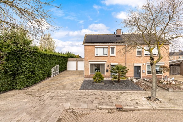 Foto - Te koop: Ruime 2-onder-1-kapwoning met dubbele garage, eigen oprit en fijne tuin